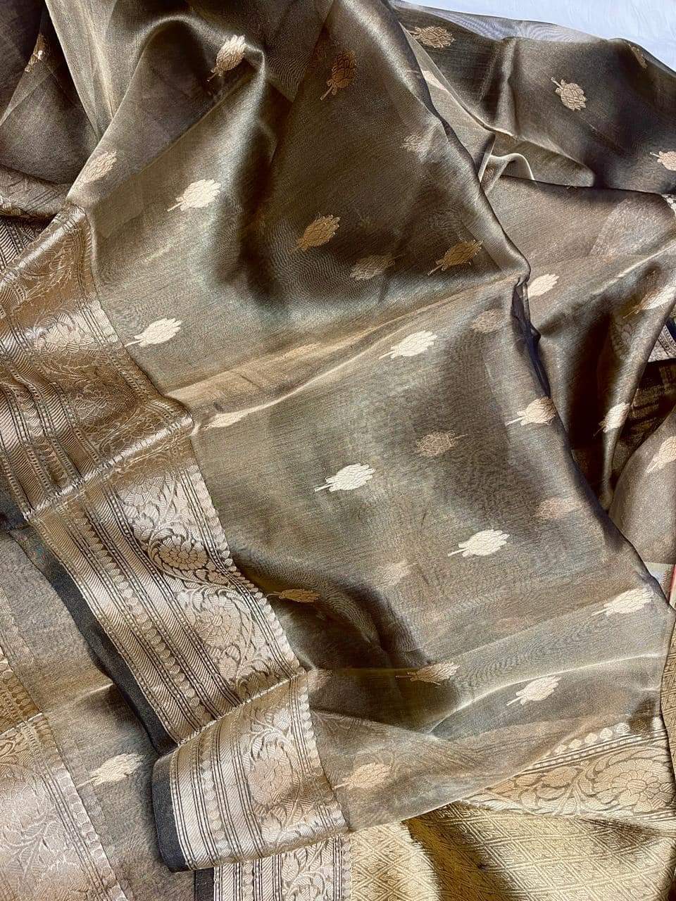 Swarna Banarsi Zari Tissue Banarsi Silk Saree
